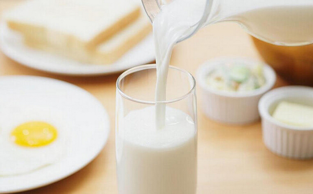 喝牛奶是个“技术活” 你喝对了吗