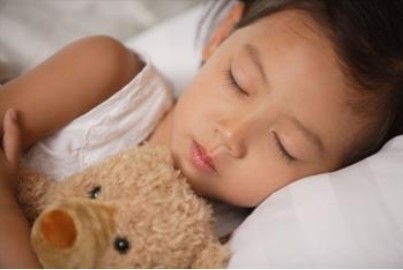 宝宝和大人睡不适合他们的成长发育 出生后应独自睡小床