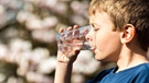 多喝水，孩子反应快 有助孩子健康成长